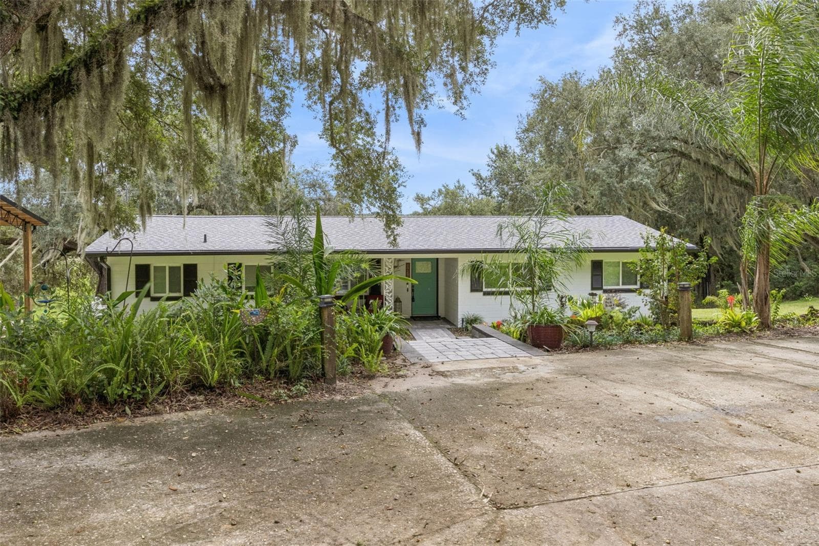 A warm first impression greets you from the moment you arrive at this thoughtfully renovated residence. - 1476 SPRING LAKE RD, FRUITLAND PARK