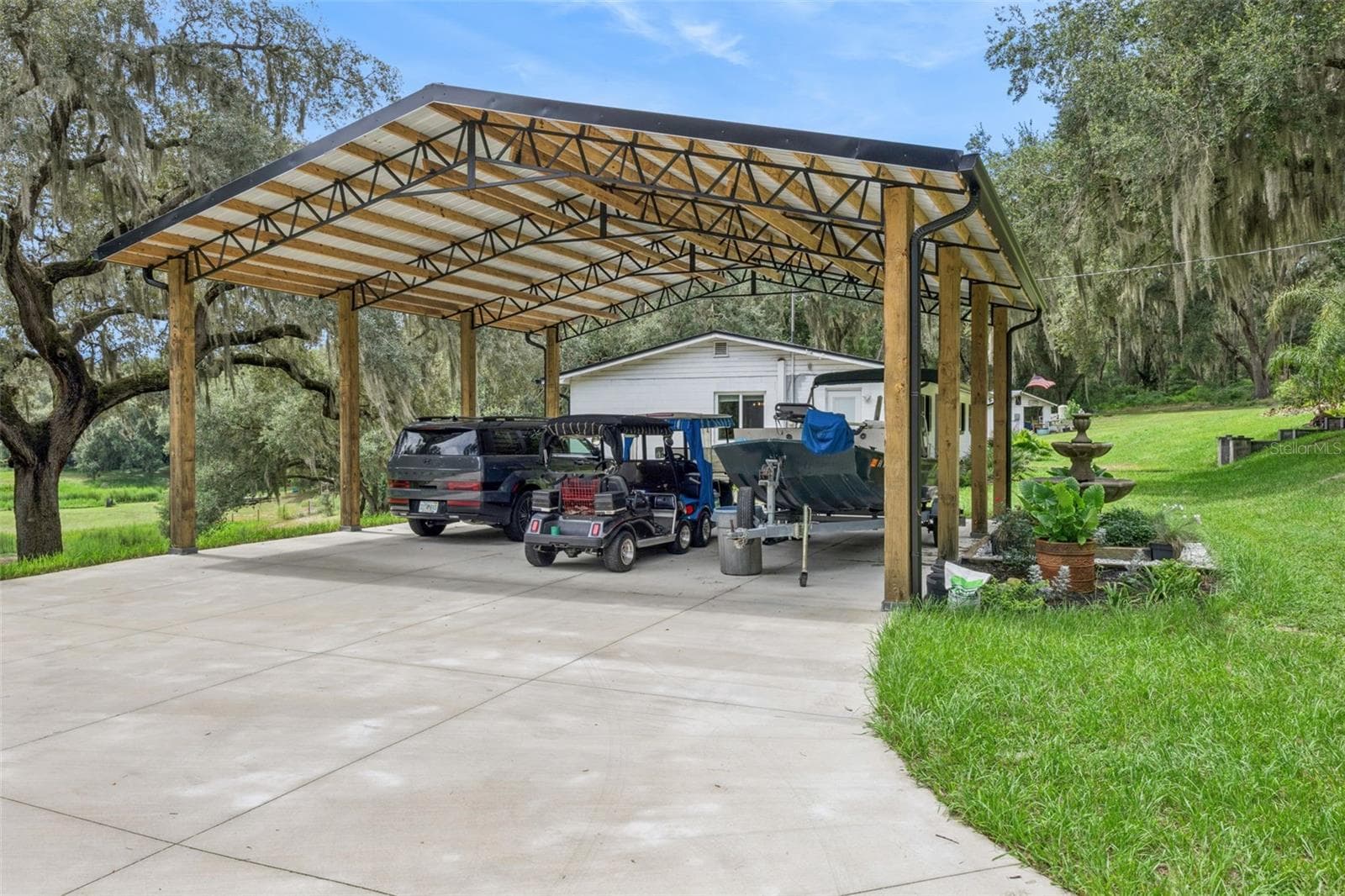 Ample outdoor space to enjoy hobbies, gardening, or simply relaxing under the shade of heritage oaks. - 1476 SPRING LAKE RD, FRUITLAND PARK