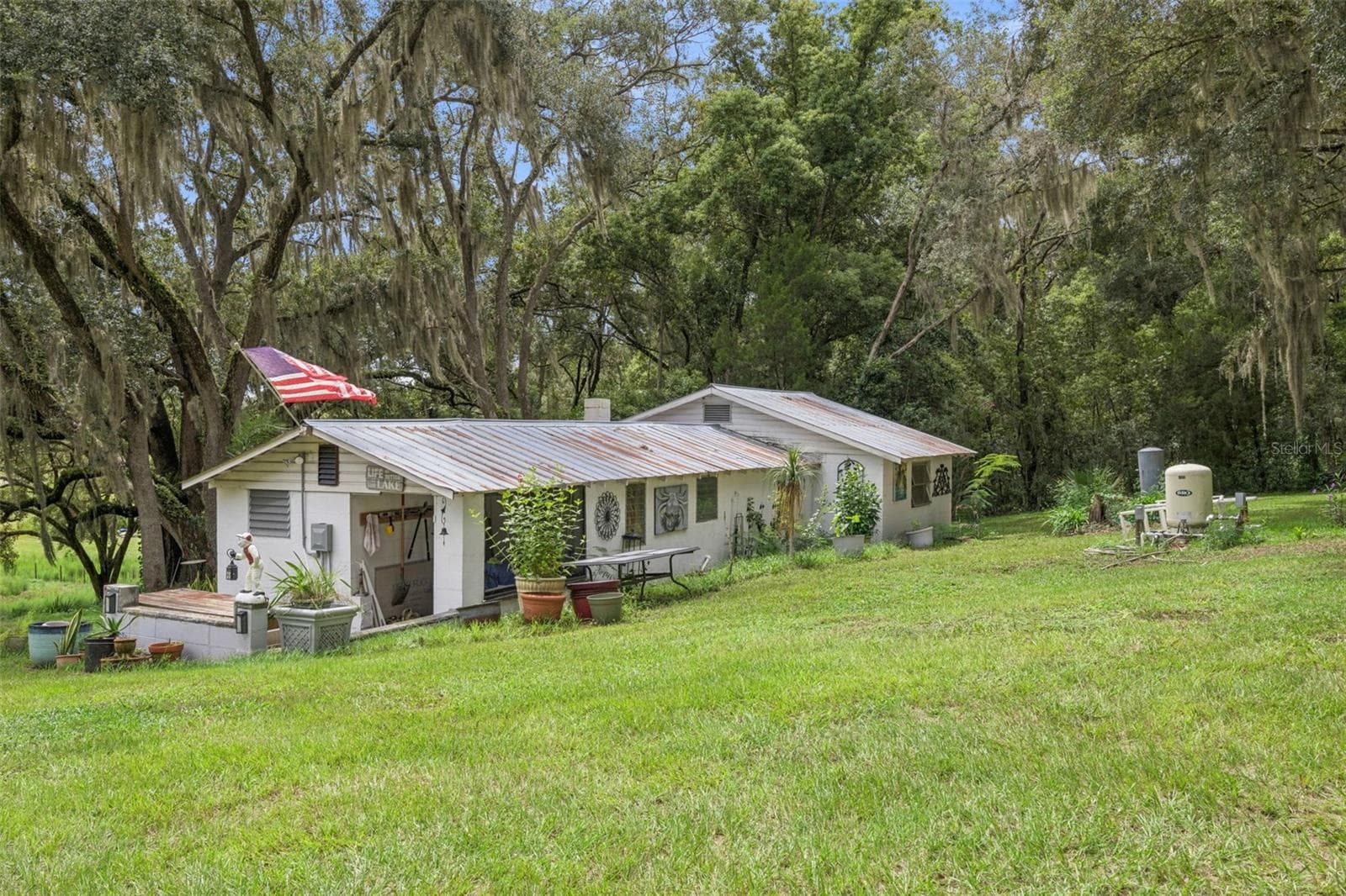 Charming outbuilding with character and charm, complete with its own personality. Used to be a home and can be converted back. - 1476 SPRING LAKE RD, FRUITLAND PARK