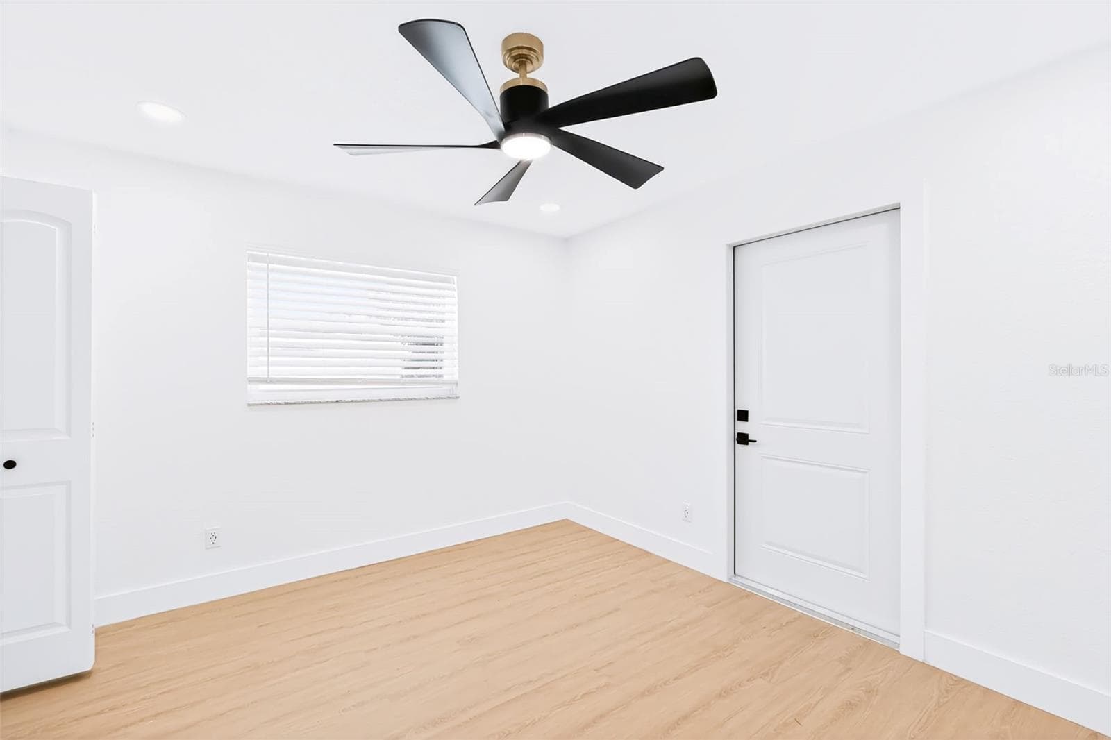 Single Family Residence at 1077 40TH AVE NE, ST PETERSBURG, photo 28 of 73