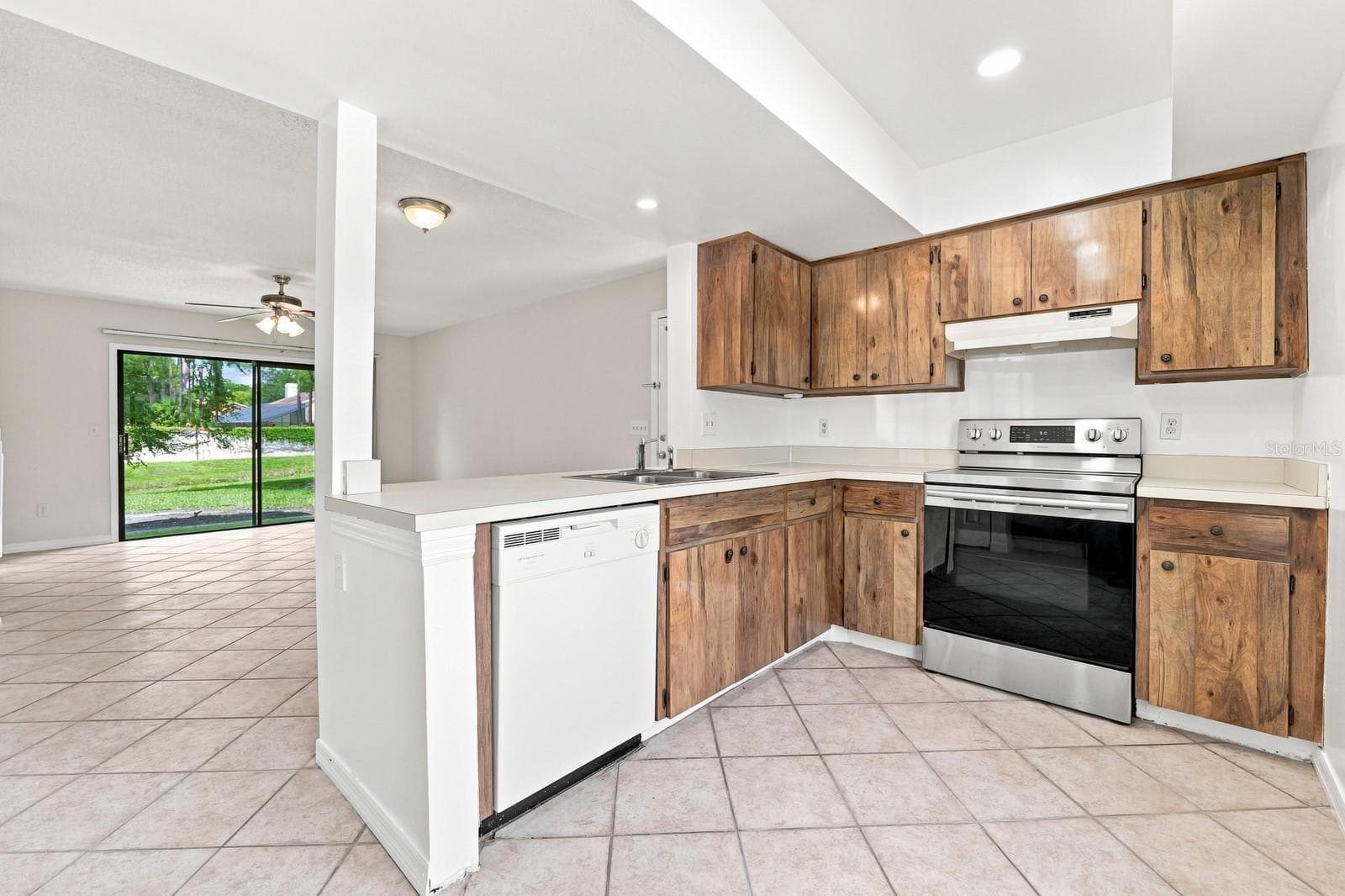 Townhouse at 16573 BRIGADOON DR, TAMPA, photo 6 of 27