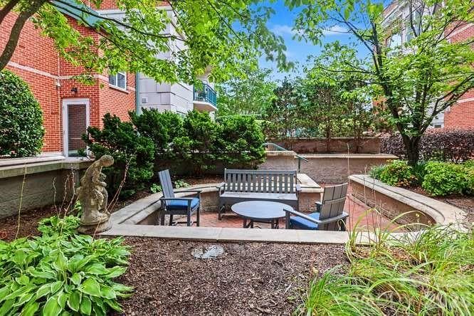 Sitting area in courtyard is perfect for enjoying a glass of wine after a busy day and getting together with other residents. - 401 N Church Street, Charlotte