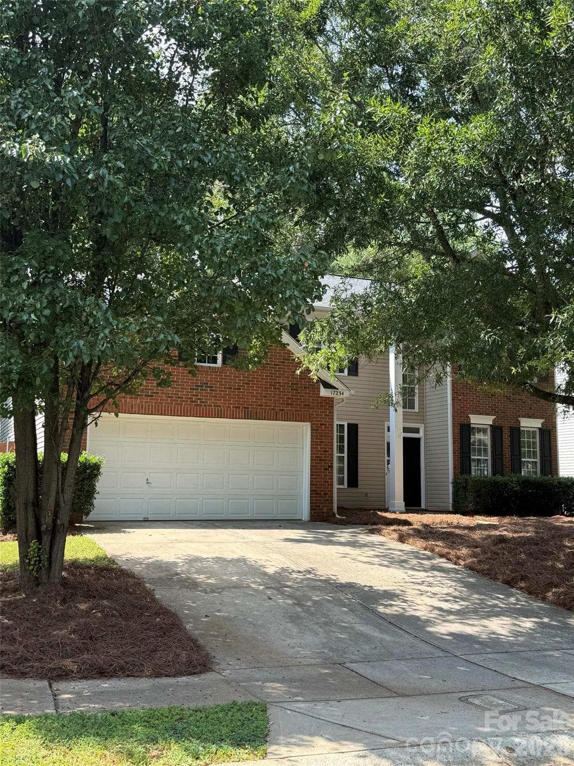 Single Family Residence at 17234 Georgian Hall Drive, Charlotte, photo 2 of 14