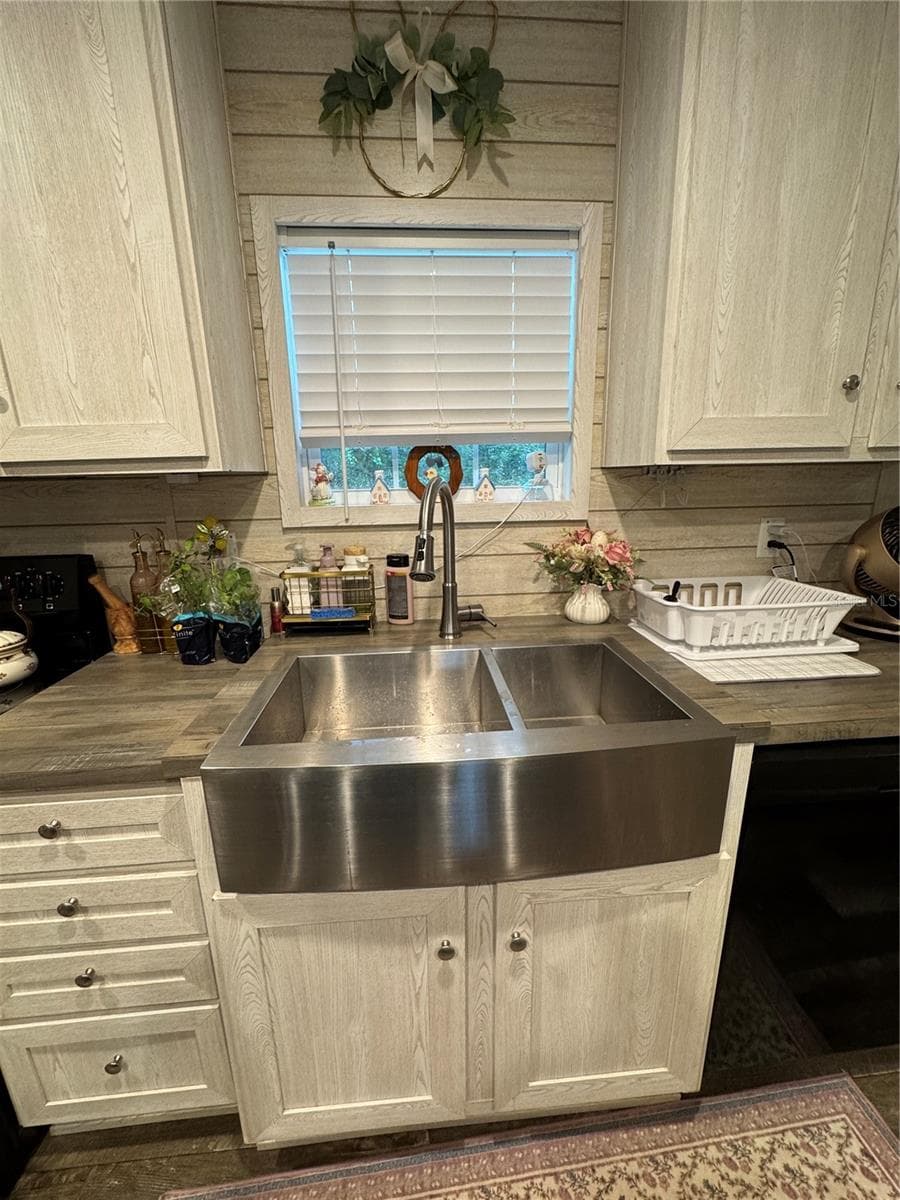 Gorgeous double sink country kicthen sink - 27590 COUNTY ROAD 42, PAISLEY