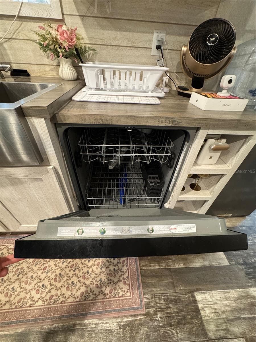 Energy Efficient almost new dishwasher and appliances - 27590 COUNTY ROAD 42, PAISLEY