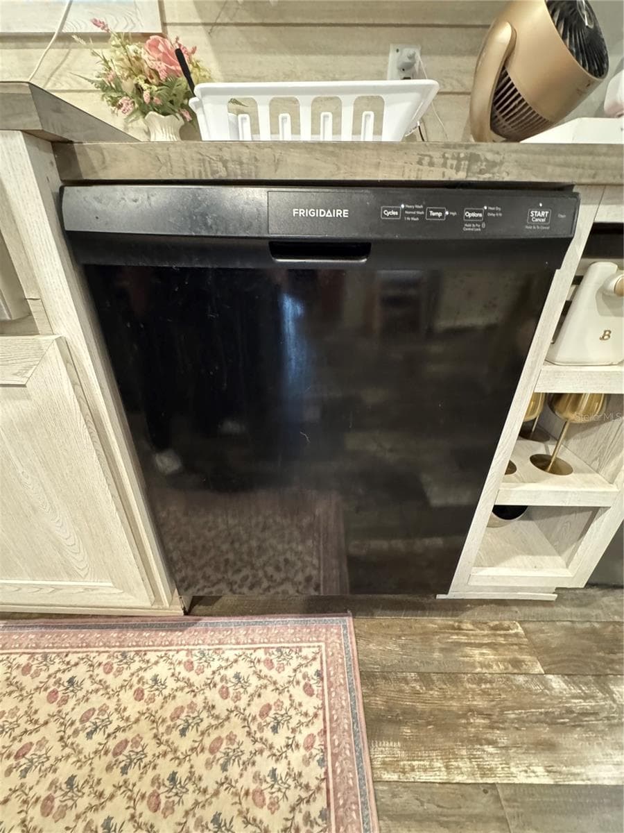 Frigidaire DW - 27590 COUNTY ROAD 42, PAISLEY