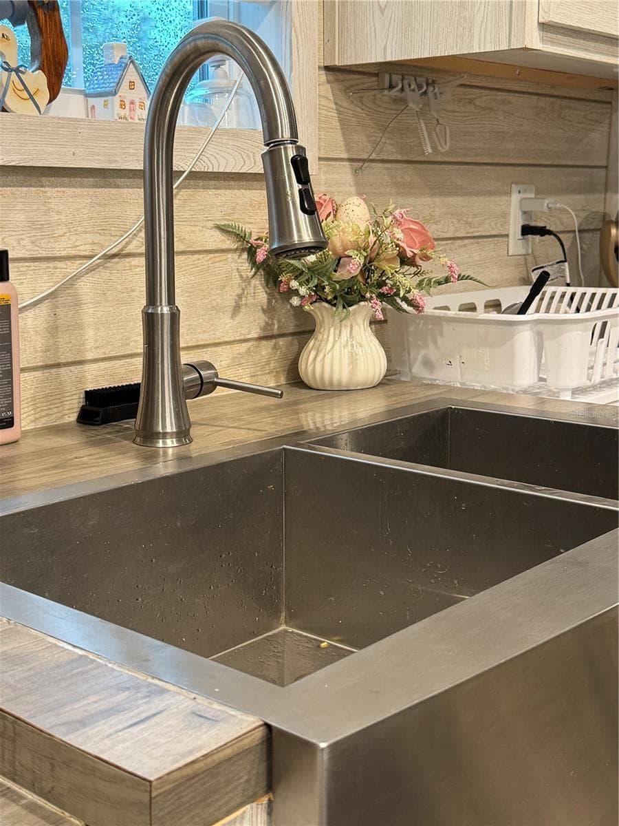 Brushed nickel fixtures - 27590 COUNTY ROAD 42, PAISLEY