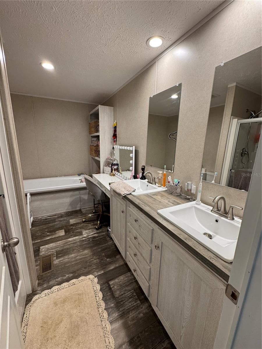 Master bath with double sinks and separate bath tub and shower - 27590 COUNTY ROAD 42, PAISLEY
