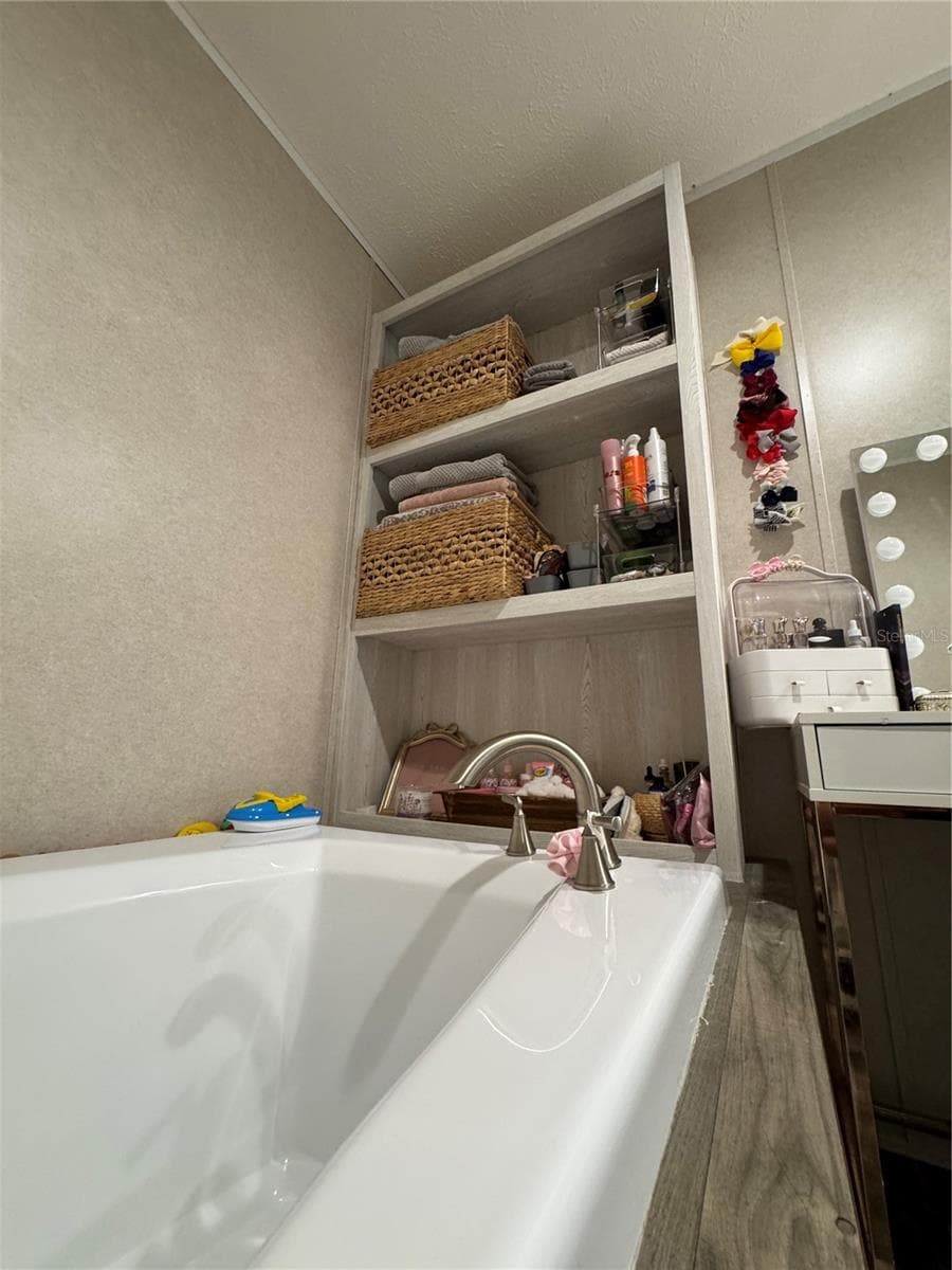 Built in storage at the Master bath tub area - 27590 COUNTY ROAD 42, PAISLEY