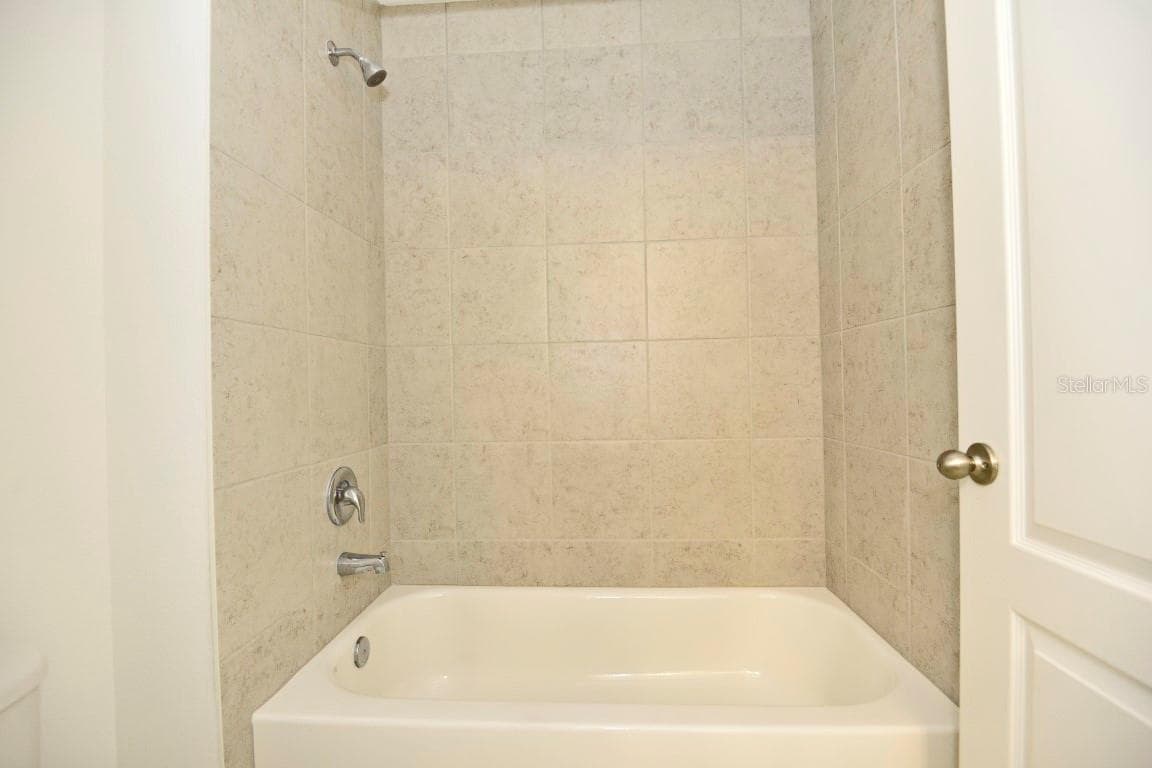 Townhouse at 720 BENOI DR, DAVENPORT, photo 27 of 42