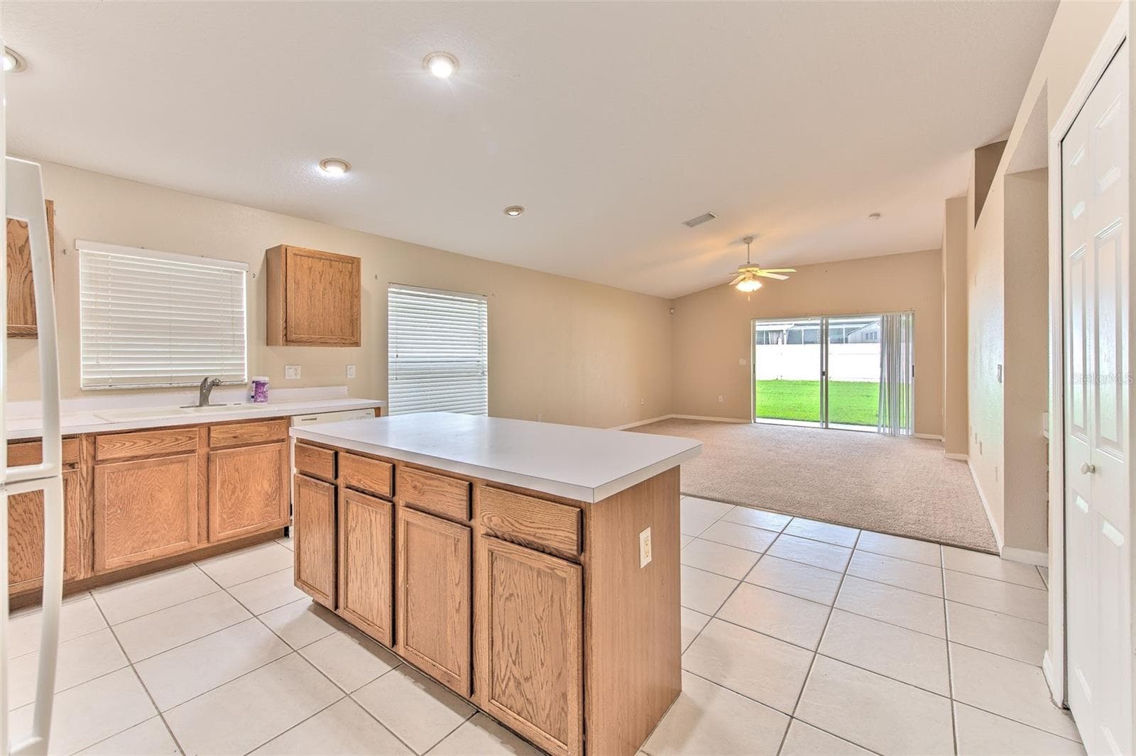 Single Family Residence at 3945 HAMPTON HILLS DR, LAKELAND, photo 9 of 33