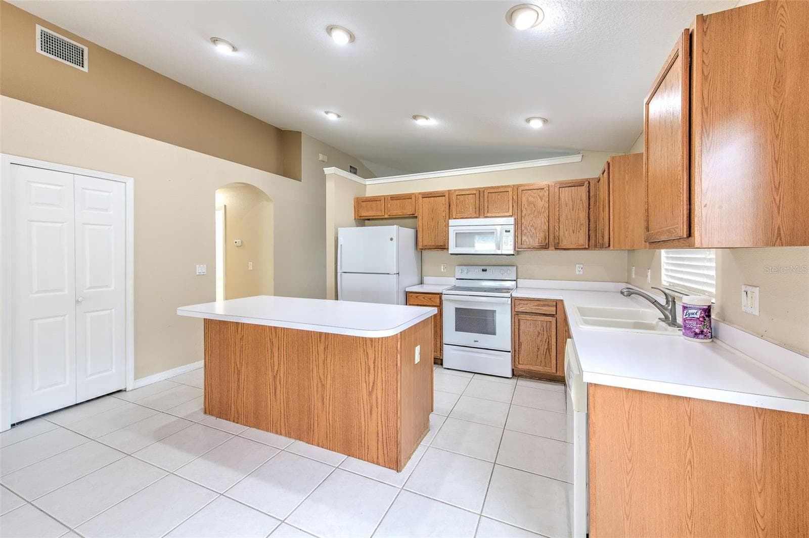 Single Family Residence at 3945 HAMPTON HILLS DR, LAKELAND, photo 10 of 33