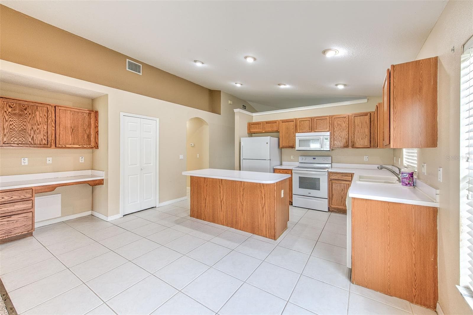 Single Family Residence at 3945 HAMPTON HILLS DR, LAKELAND, photo 11 of 33