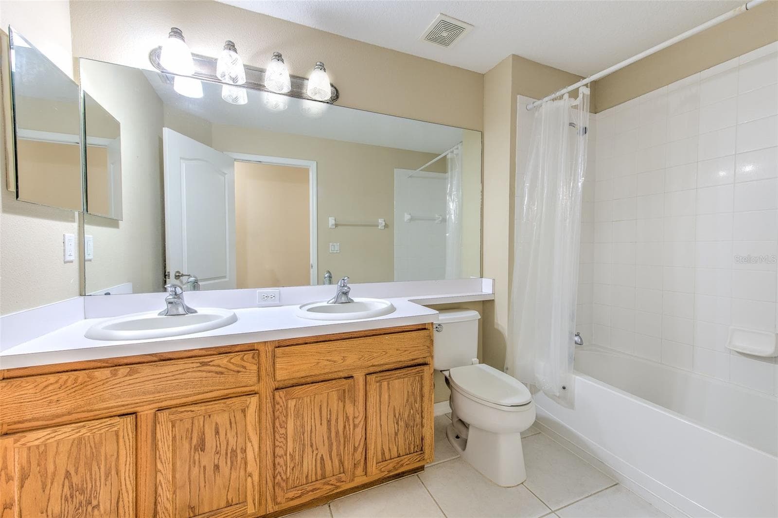 Single Family Residence at 3945 HAMPTON HILLS DR, LAKELAND, photo 17 of 33