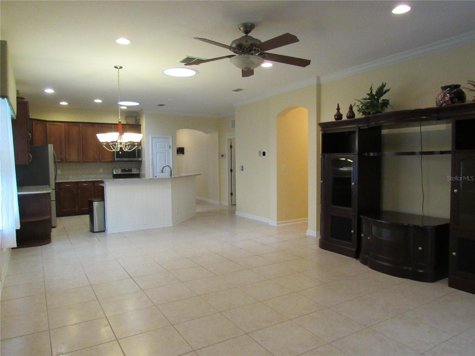 KITCHEN LIVING ROOM COMBO - 506 HERON POINT WAY, DELAND