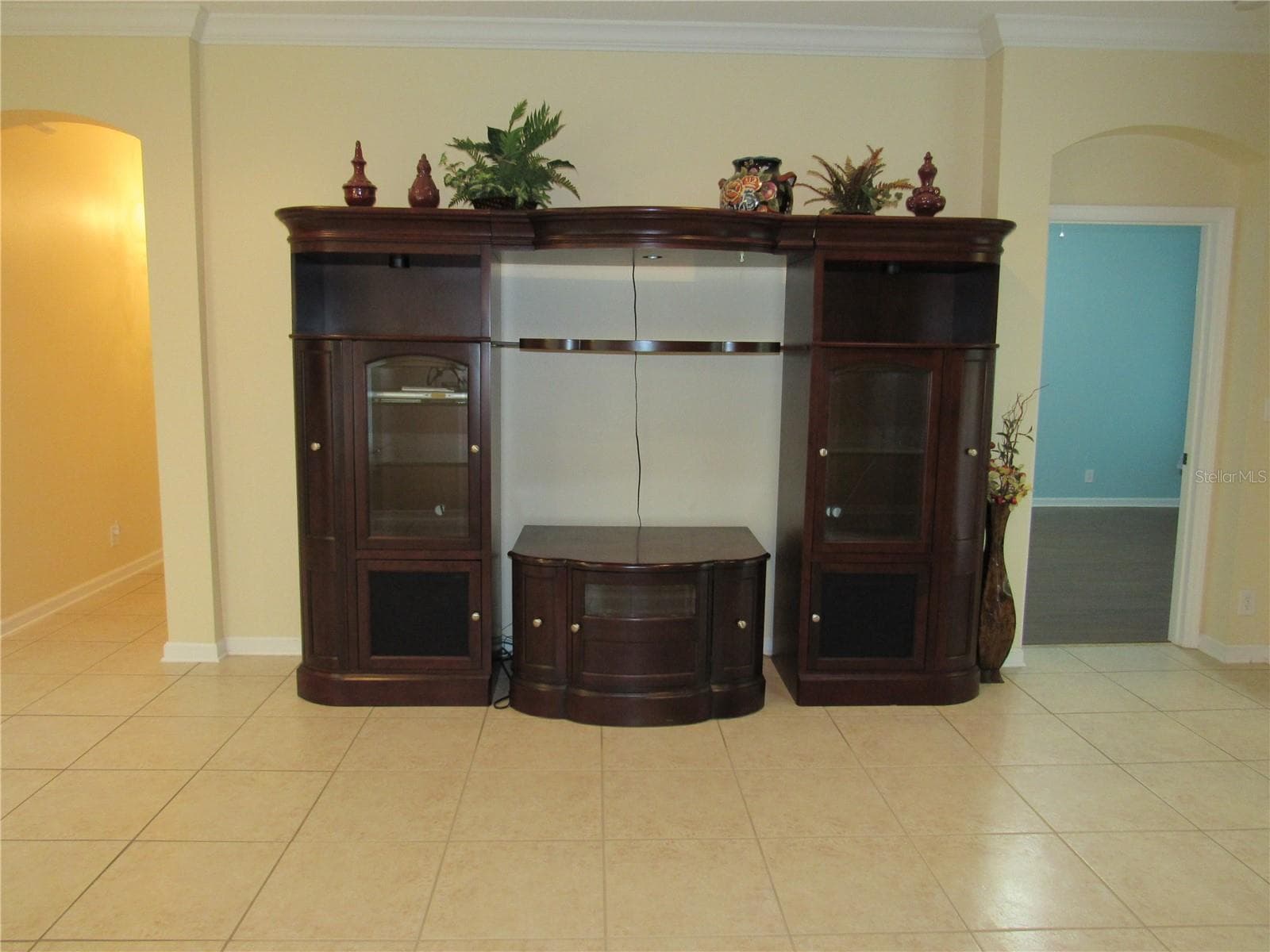 LOTS OF WALL SPACE - 506 HERON POINT WAY, DELAND
