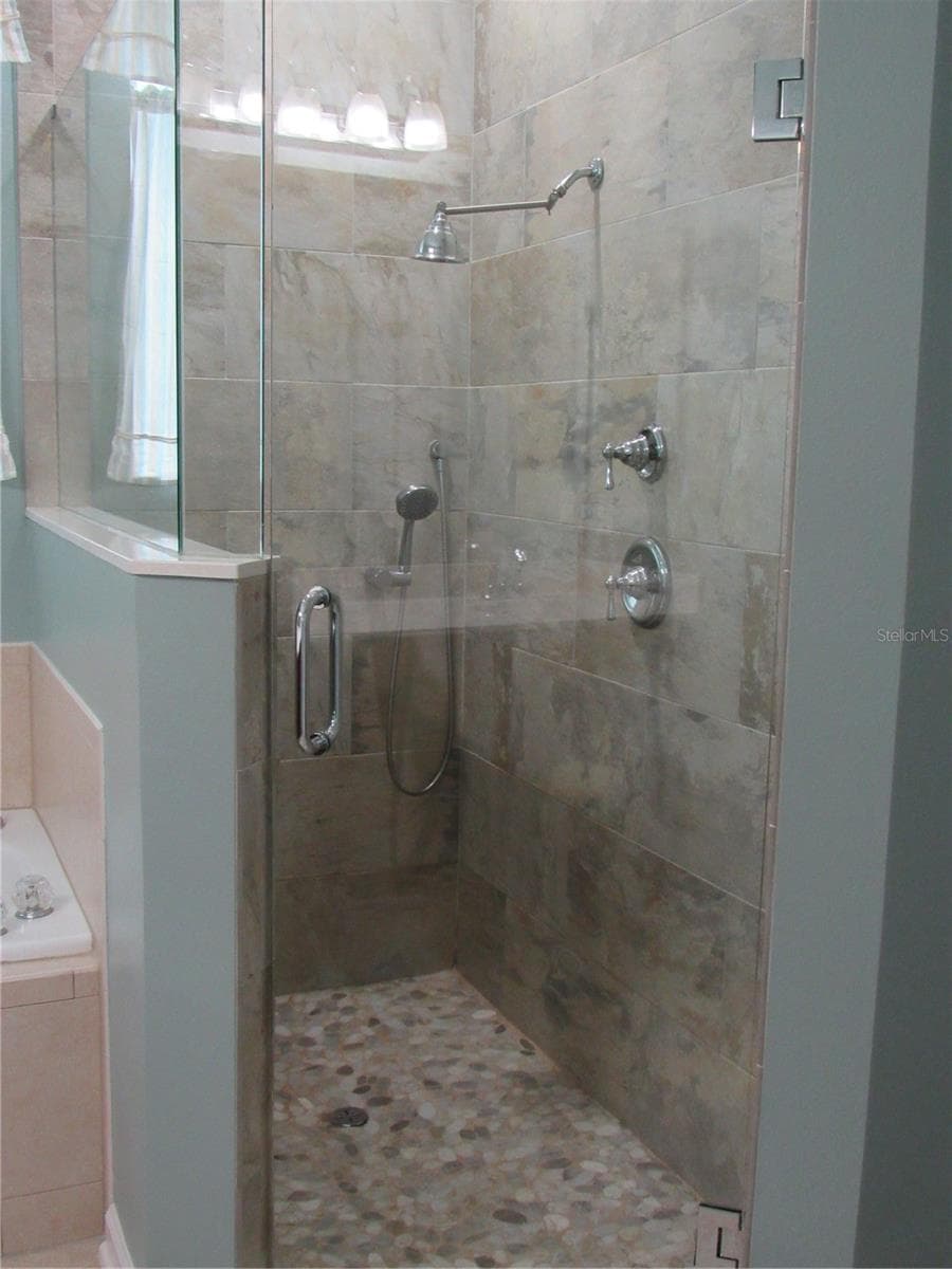 WALK IN SHOWER - 506 HERON POINT WAY, DELAND