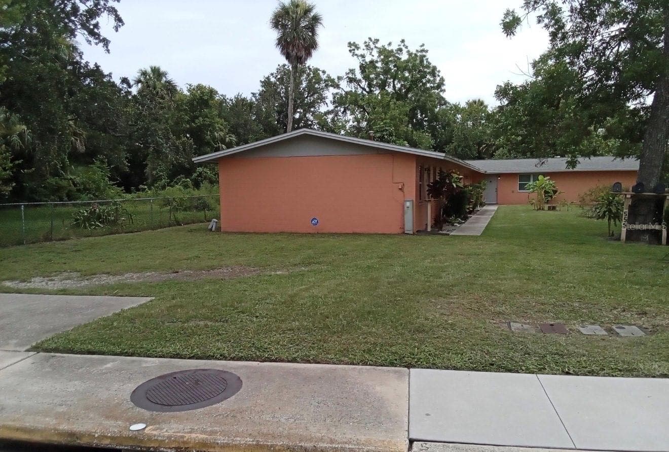 Multi-Family 5+ at 555 OAK ST, DAYTONA BEACH, photo 2 of 7