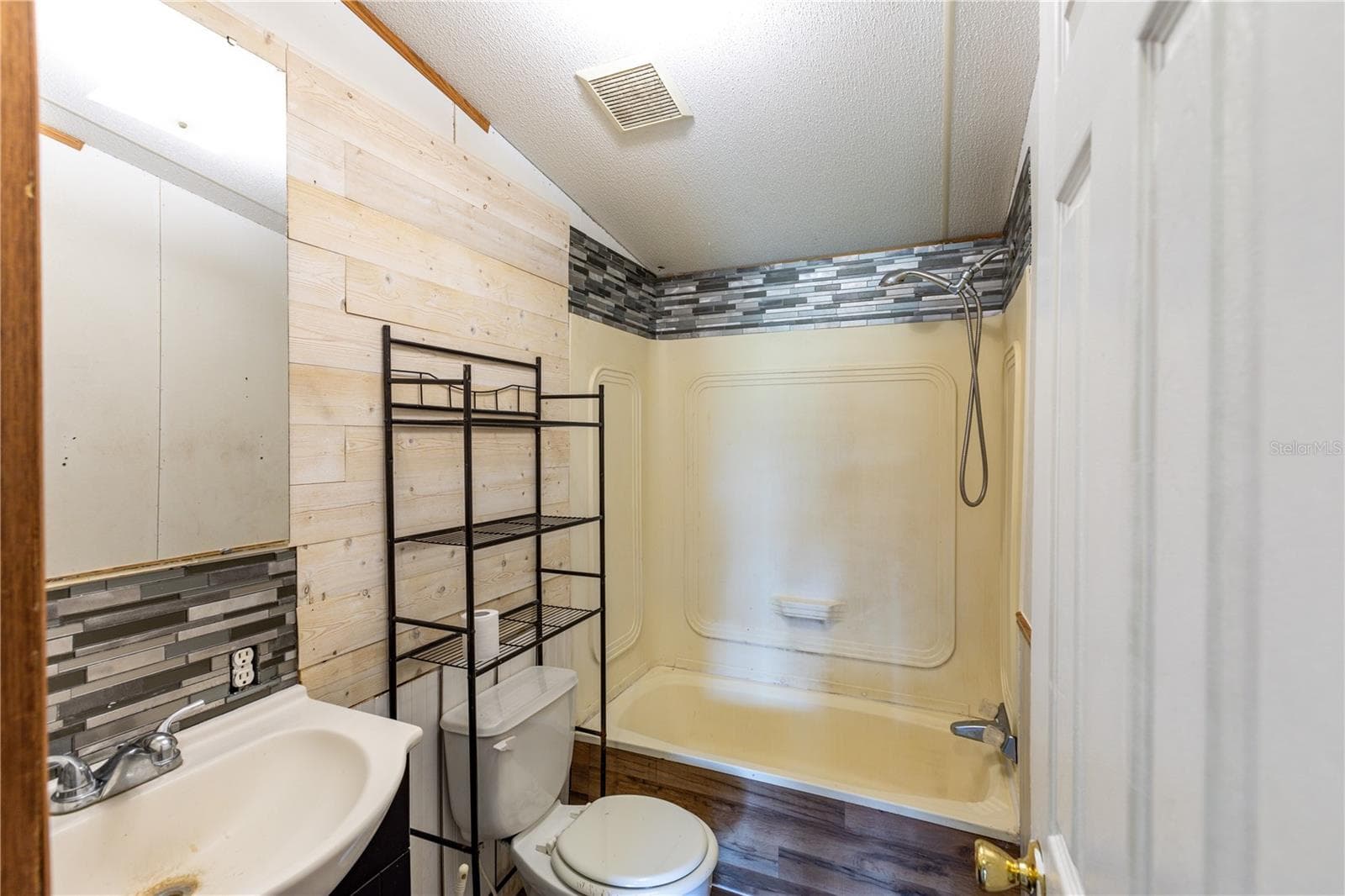 Manufactured Home at 243 SW REIGEL CT, LAKE CITY, photo 27 of 32