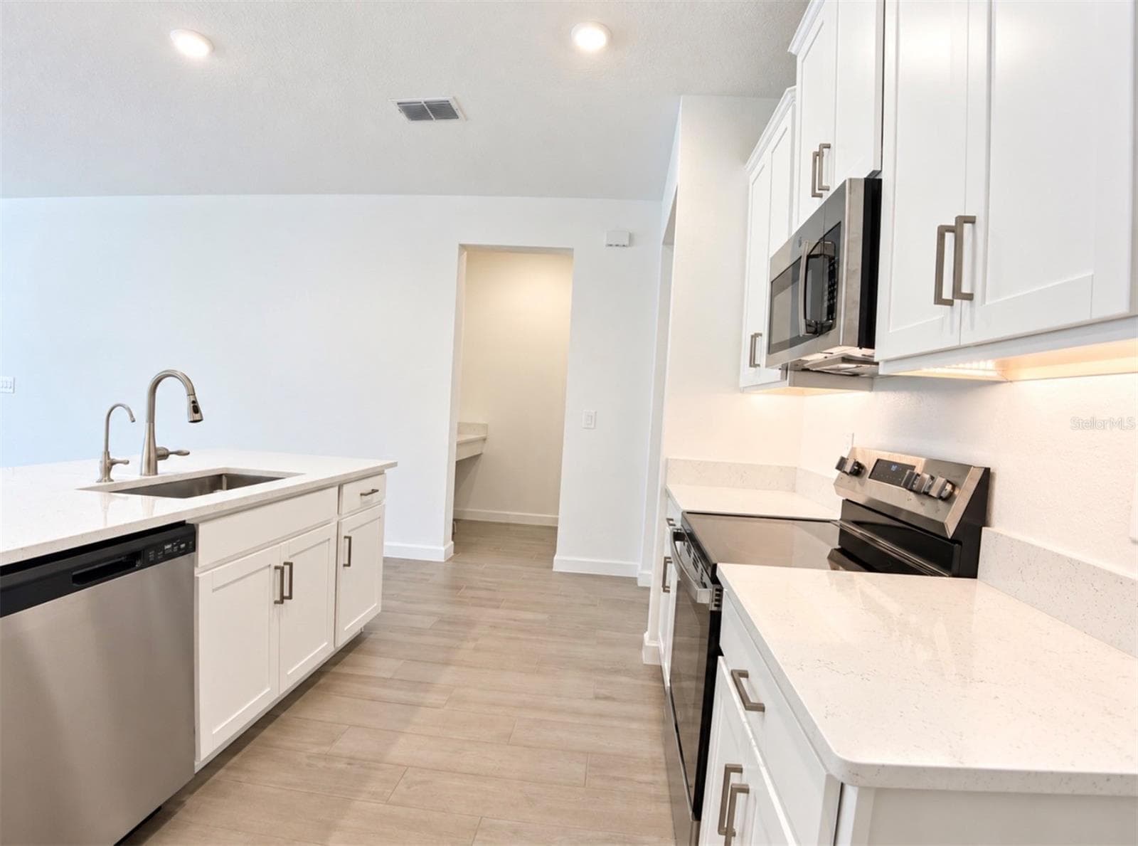 Single Family Residence at 10060 BANYAN BREEZE BLVD, LAND O LAKES, photo 13 of 41