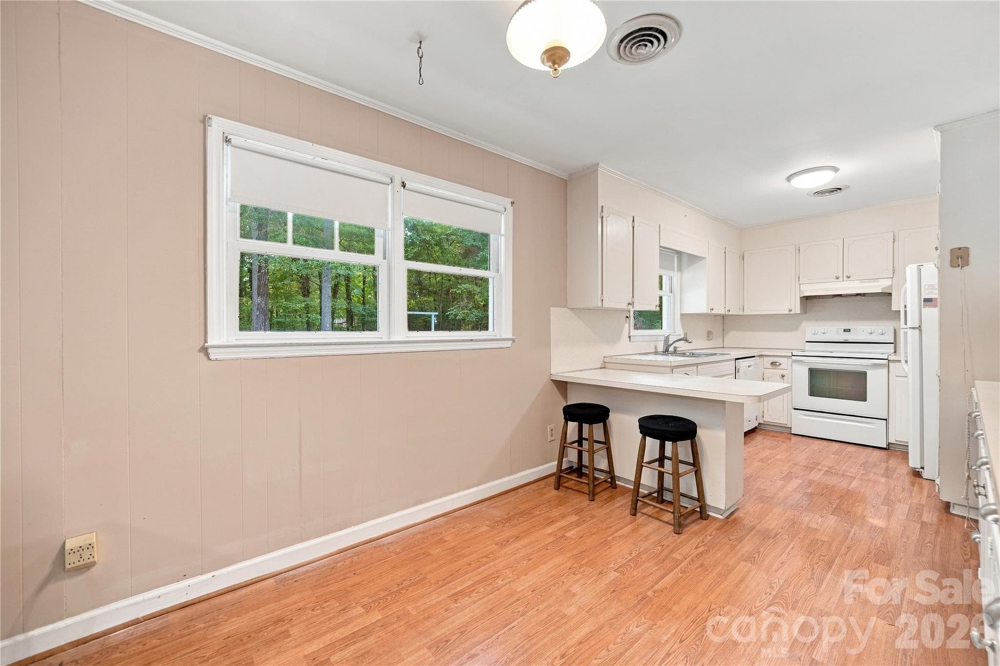 Single Family Residence at 556 Oakhaven Drive, Lancaster, photo 13 of 46