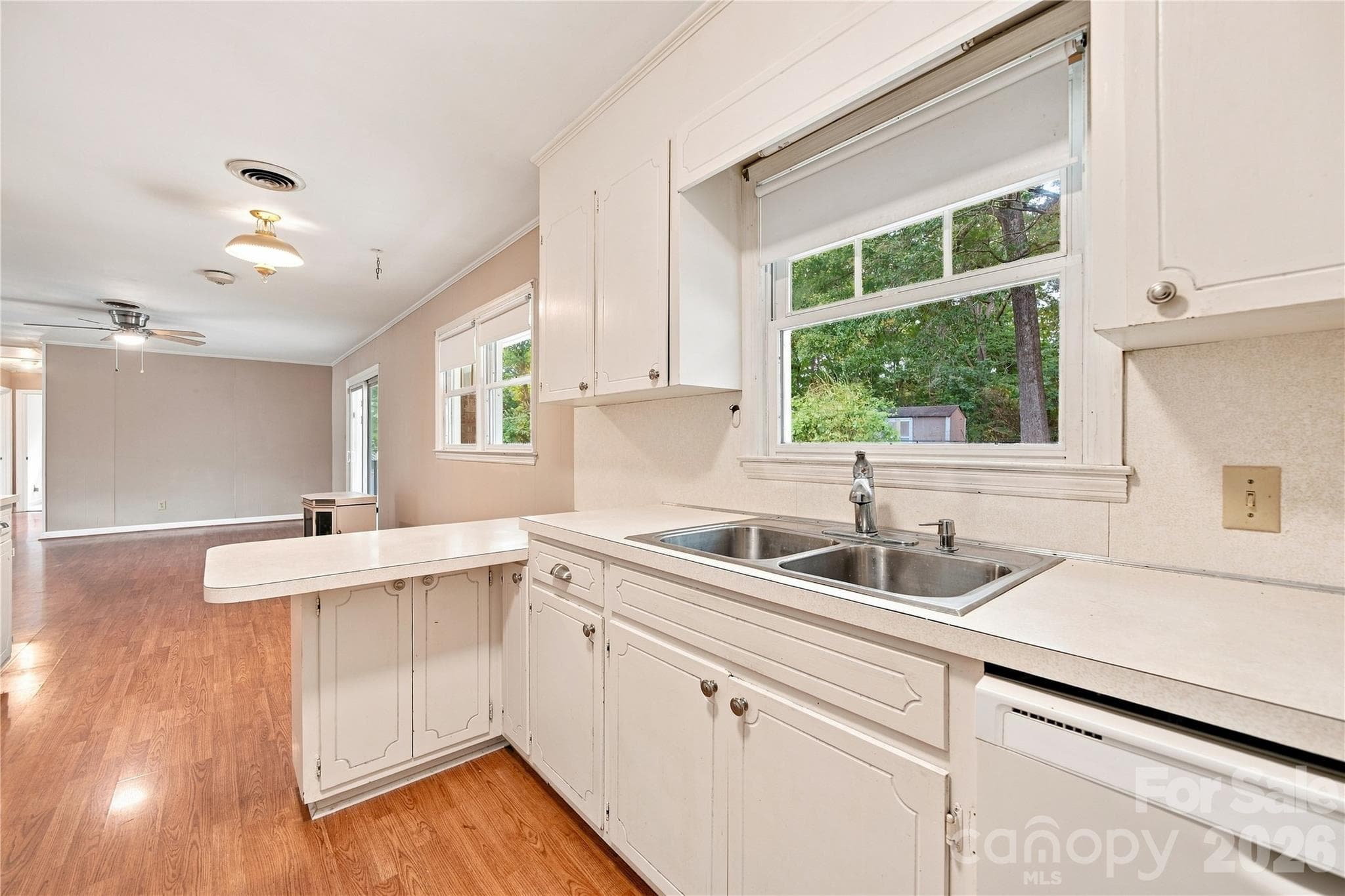 Single Family Residence at 556 Oakhaven Drive, Lancaster, photo 19 of 46