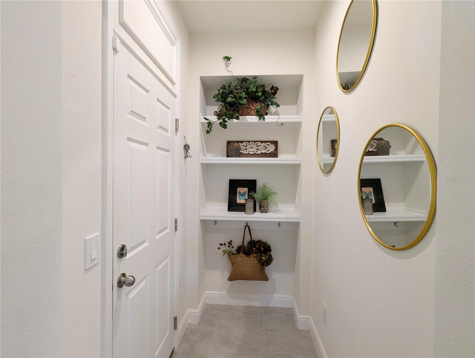 Cute mudroom area off garage - 2333 FARNHAM DR, OCOEE