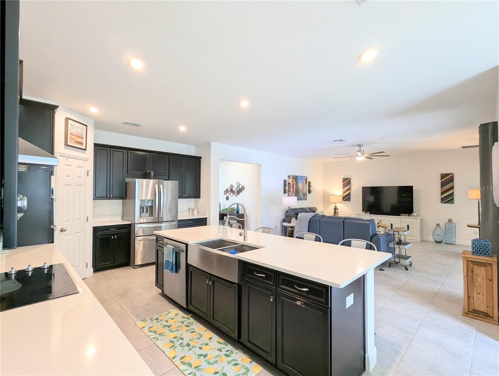 Huge island with quartz counter tops - 2333 FARNHAM DR, OCOEE
