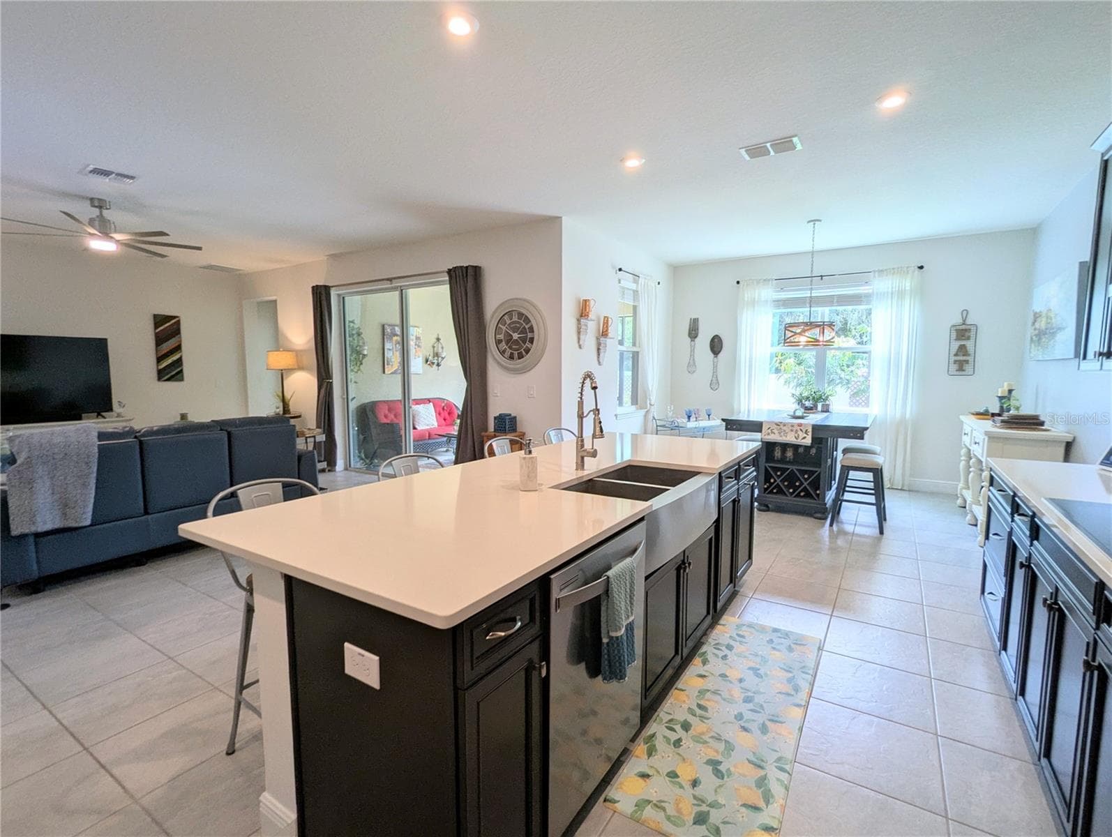 Friends enjoying chatting while dinner is cooking. - 2333 FARNHAM DR, OCOEE