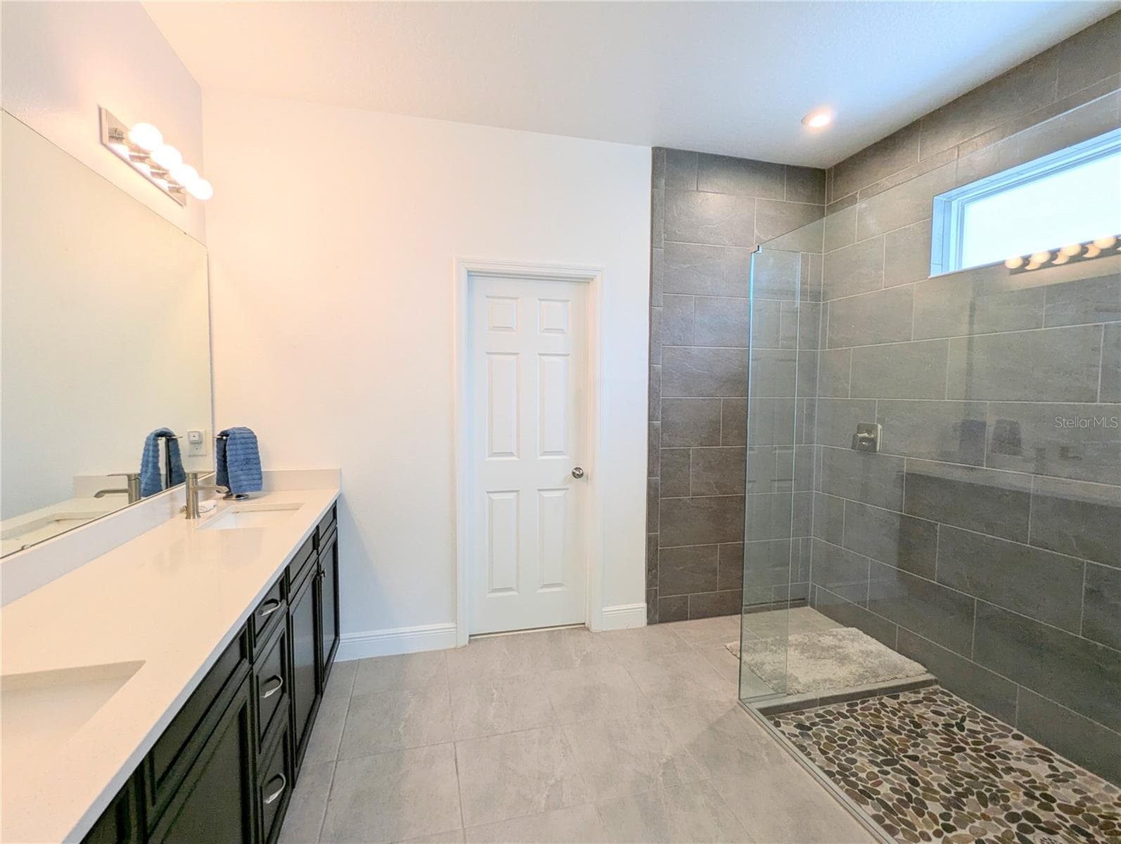 Dual sinks with tons of storage...room enough for all her things...a spot for him too! - 2333 FARNHAM DR, OCOEE