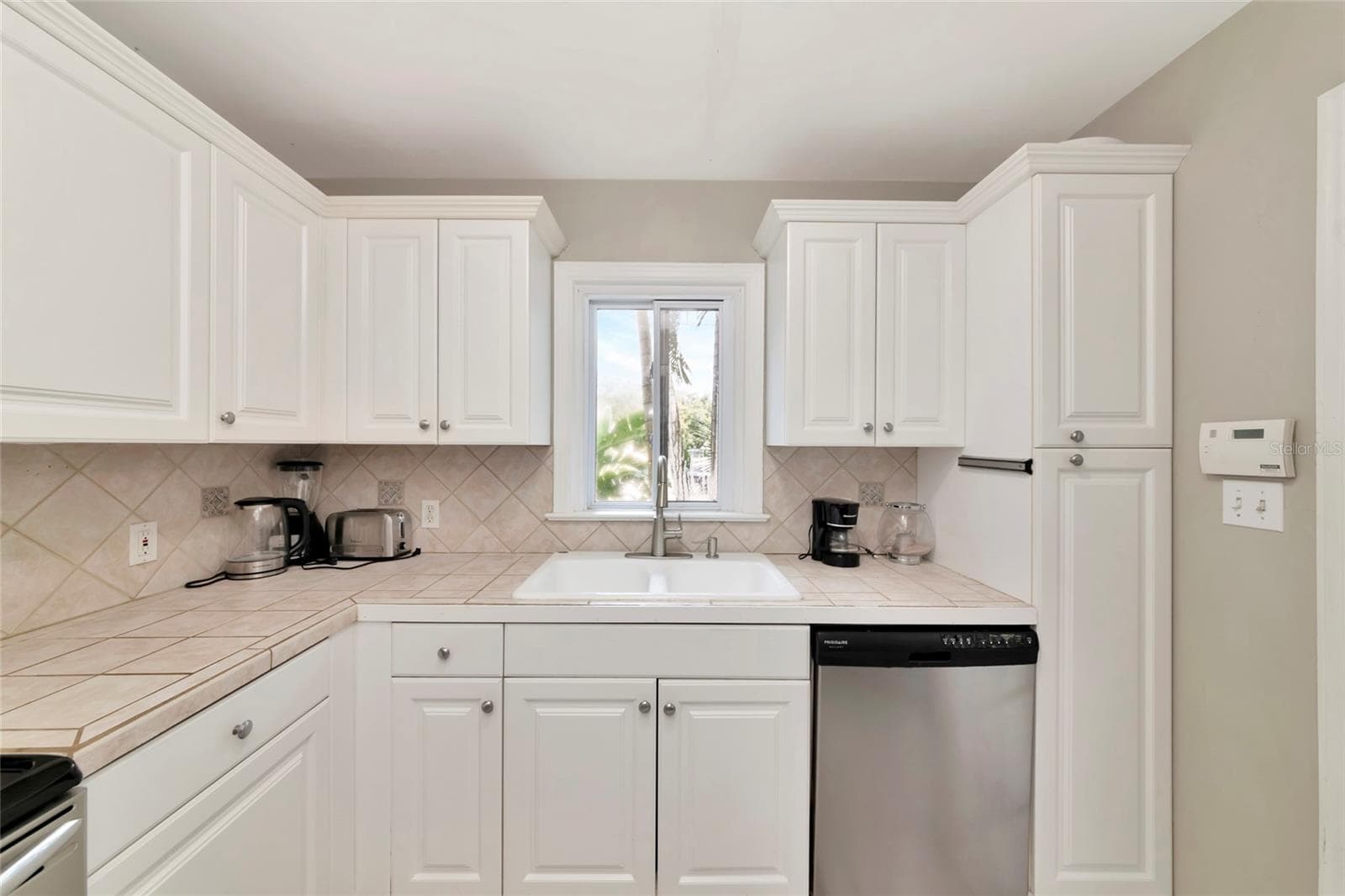 Single Family Residence at 1712 SIESTA DR, SARASOTA, photo 3 of 21