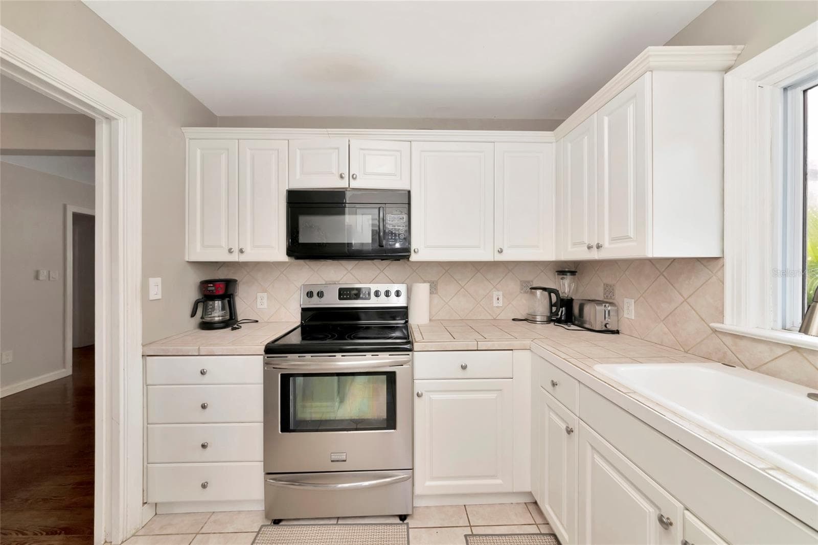 Single Family Residence at 1712 SIESTA DR, SARASOTA, photo 4 of 21