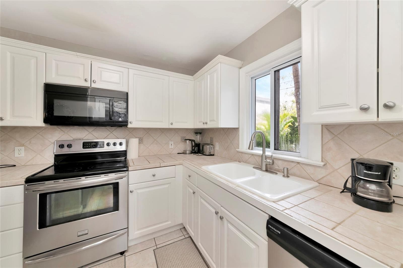 Single Family Residence at 1712 SIESTA DR, SARASOTA, photo 5 of 21