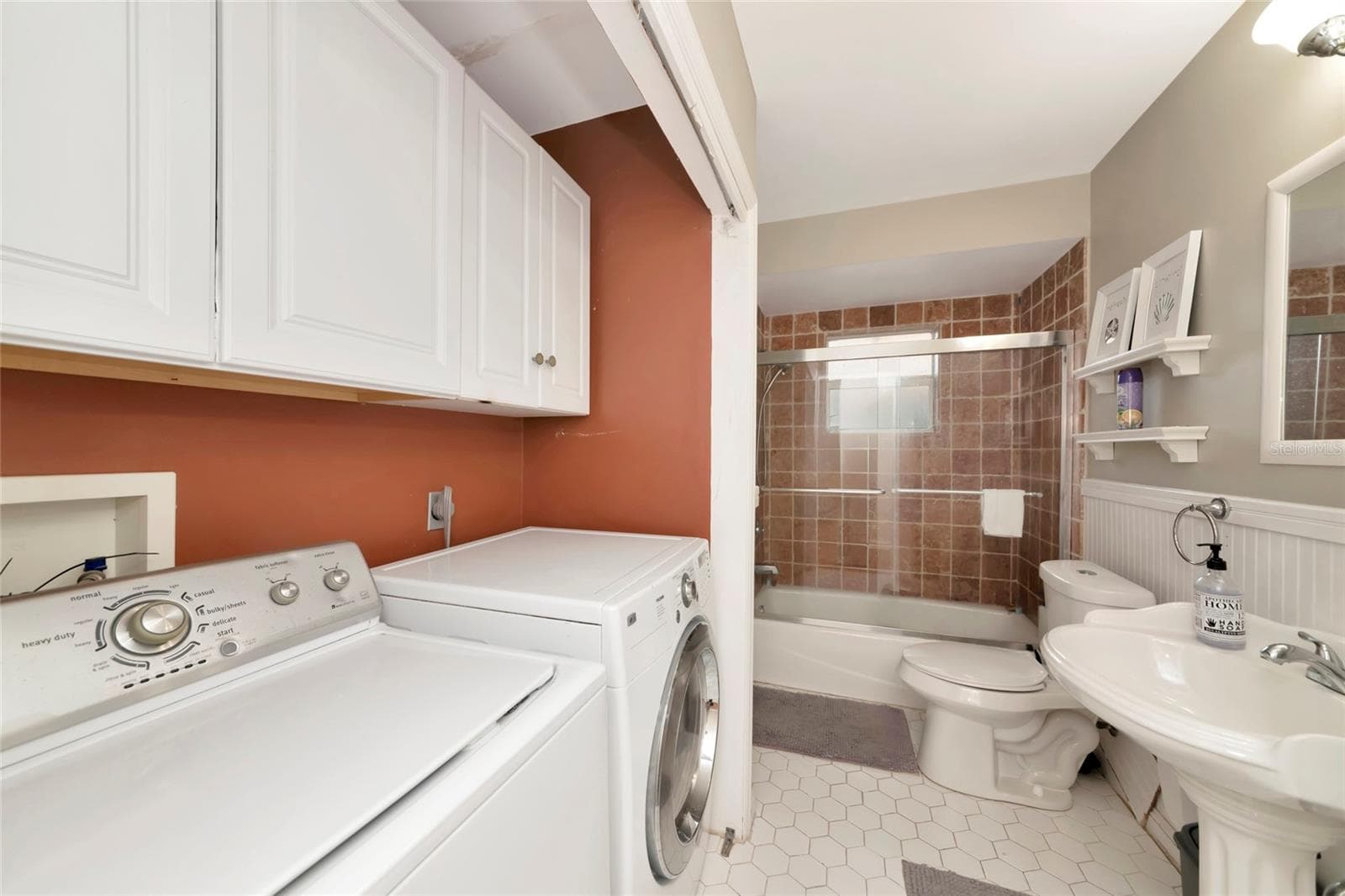 Single Family Residence at 1712 SIESTA DR, SARASOTA, photo 10 of 21