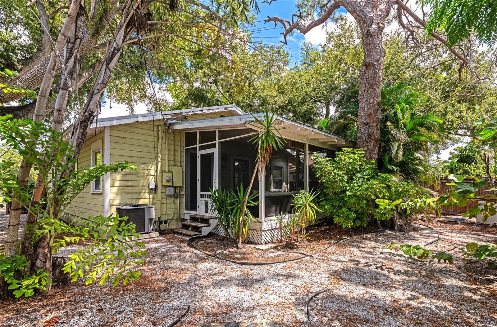 Single Family Residence at 1712 SIESTA DR, SARASOTA, photo 17 of 21