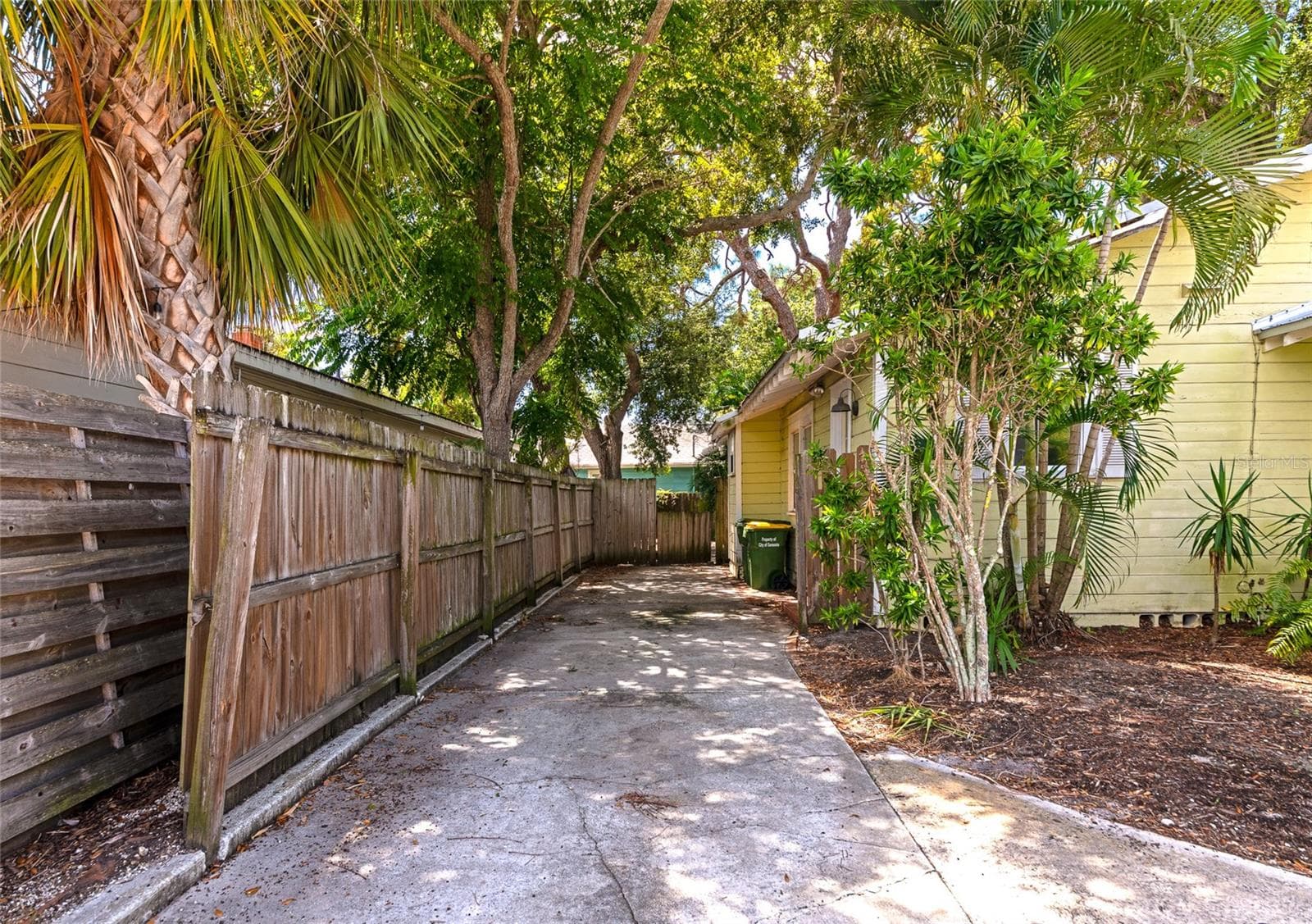 Single Family Residence at 1712 SIESTA DR, SARASOTA, photo 19 of 21