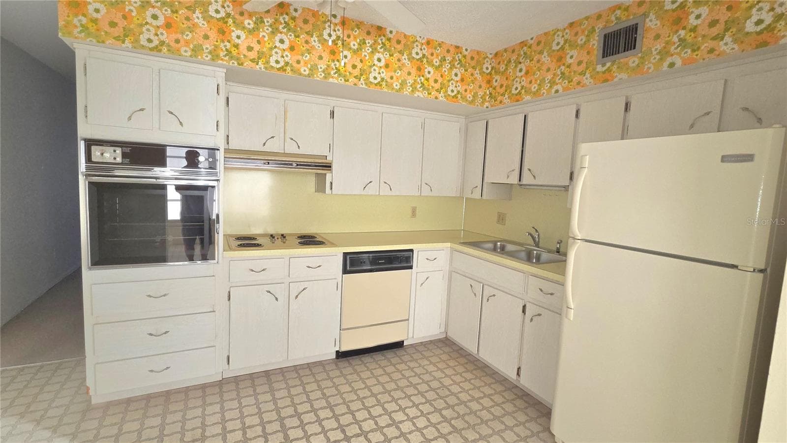 Condominium at 2402 ECUADORIAN WAY #48, CLEARWATER, photo 2 of 9