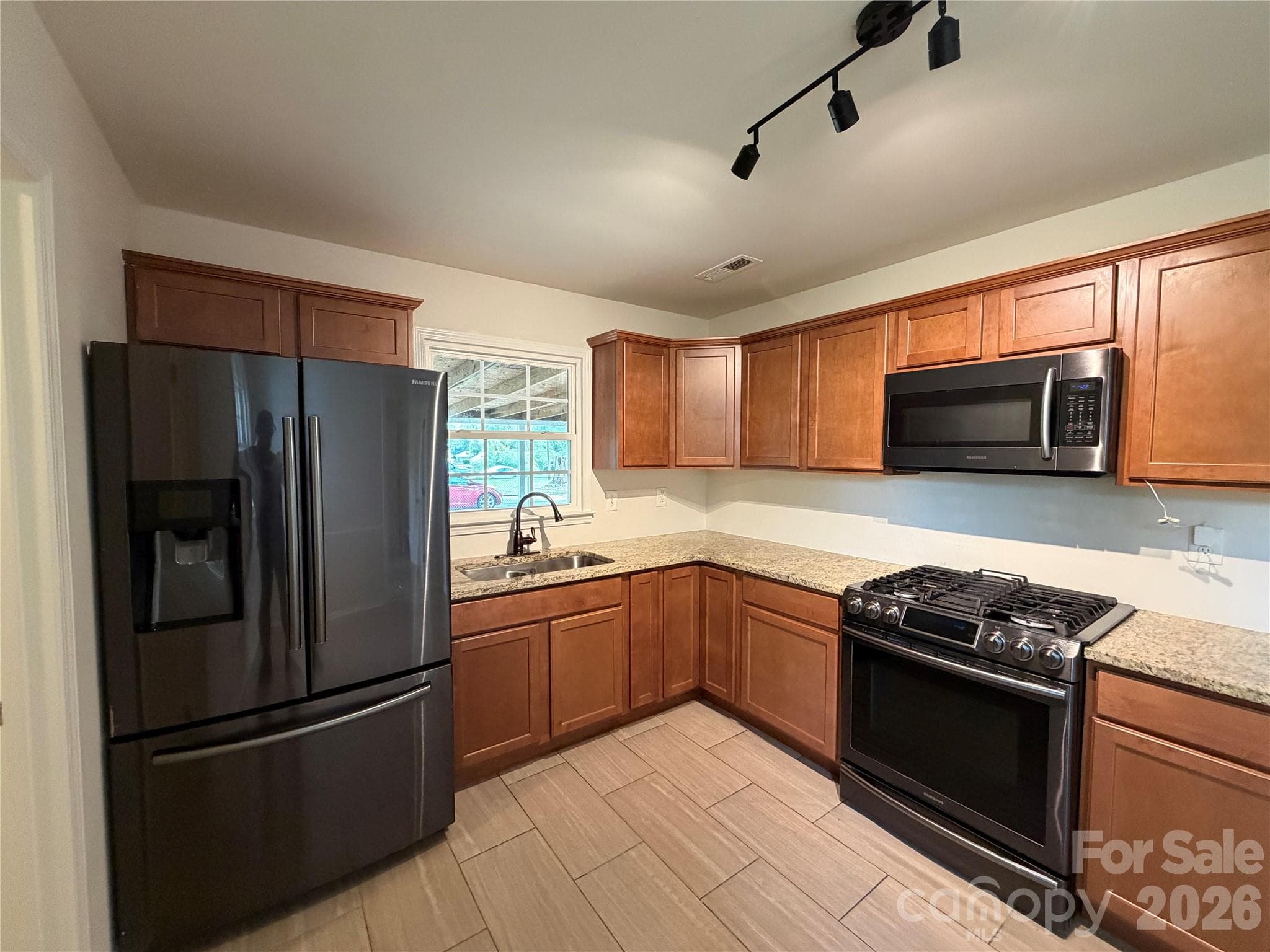 Single Family Residence at 728 Milan Road E, Charlotte, photo 7 of 20