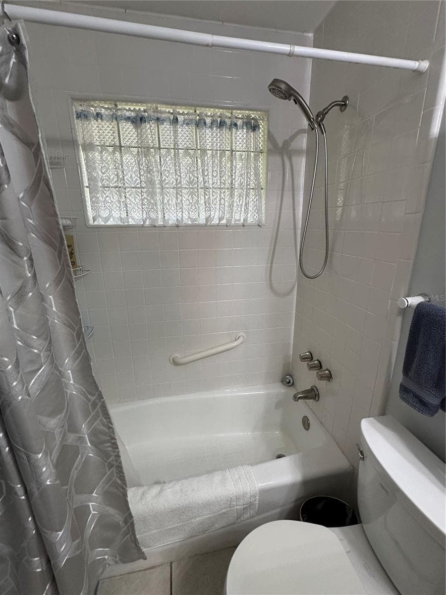 Hall bath - 11793 CREEK DR, ALACHUA