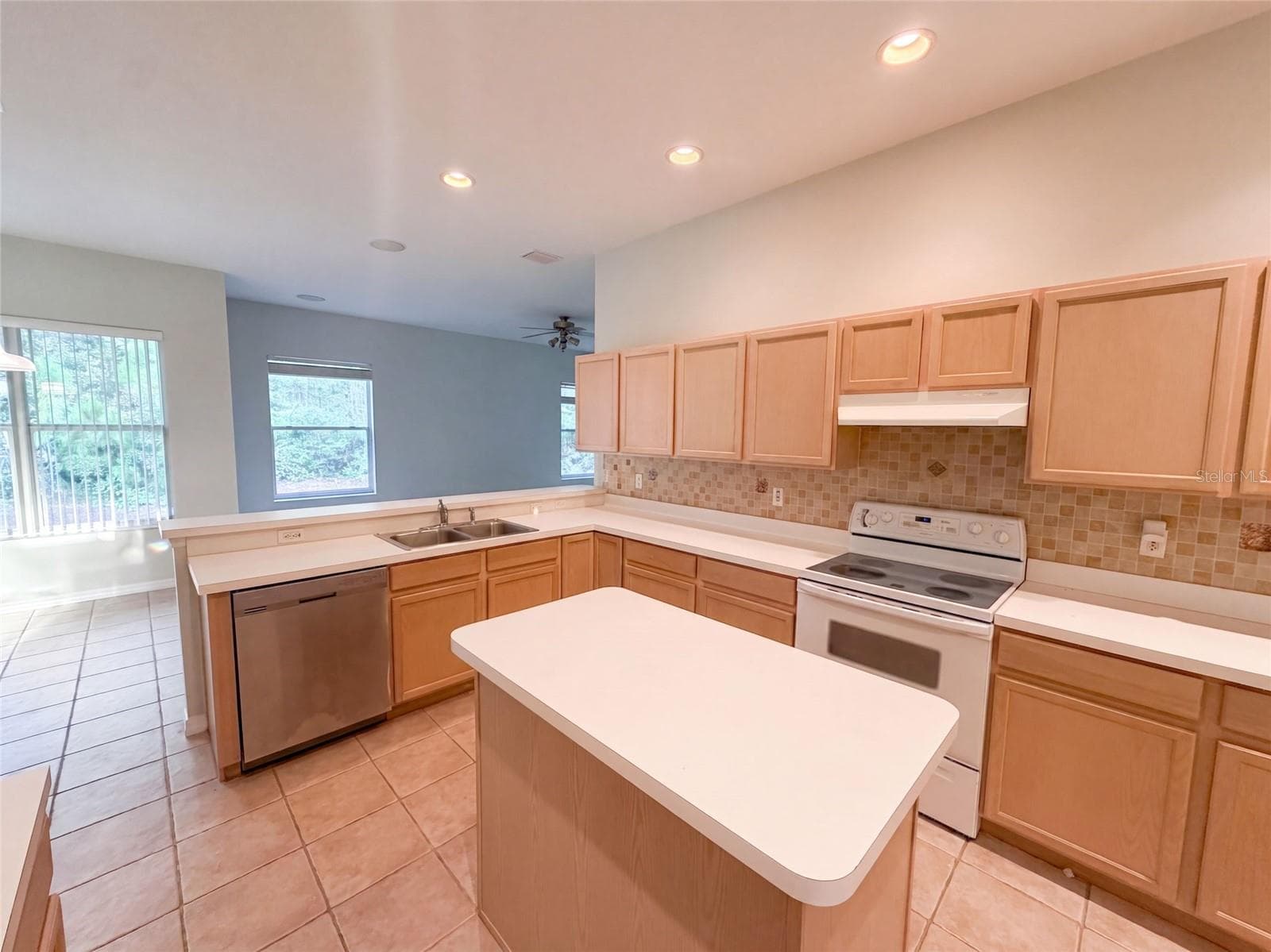 Single Family Residence at 27 RUSSMAN LN, PALM COAST, photo 2 of 24