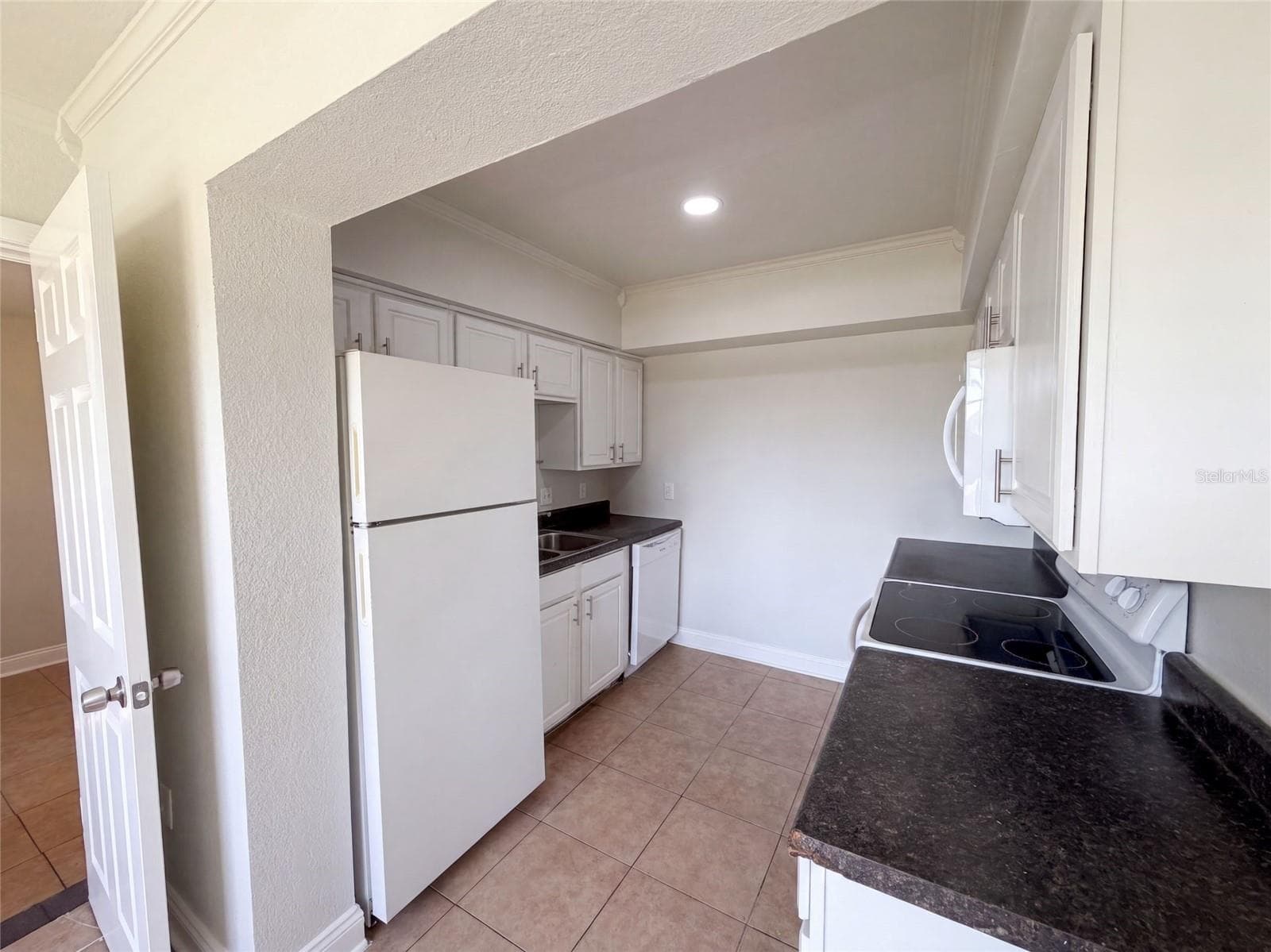 Single Family Residence at 3225 CLEVELAND HEIGHTS BLVD, LAKELAND, photo 2 of 18