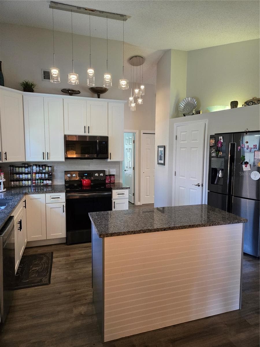 Kitchen - 5627 29TH STREET CIR E, BRADENTON