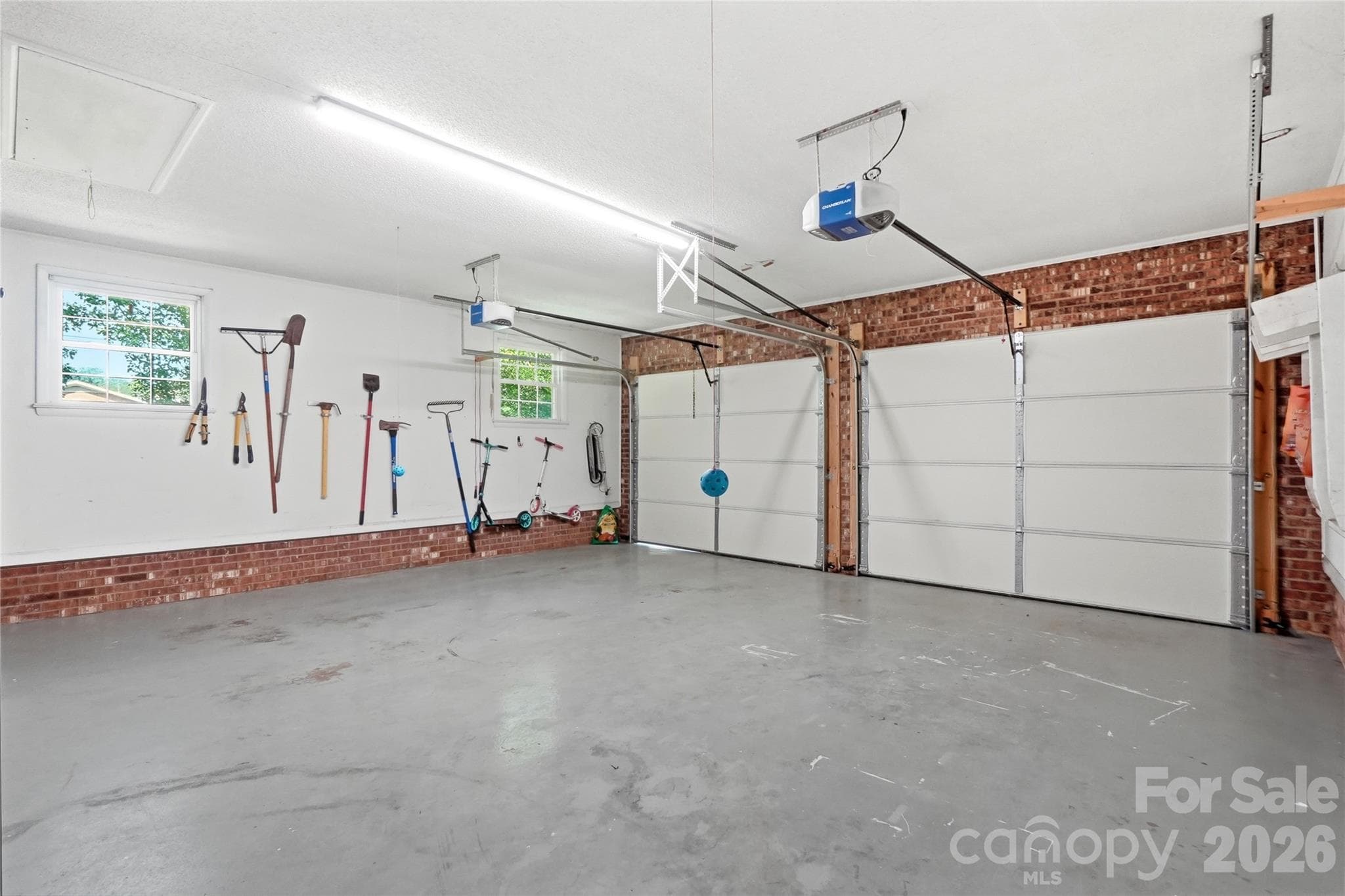 Oversized garage - 1690 26th Street NE, Hickory