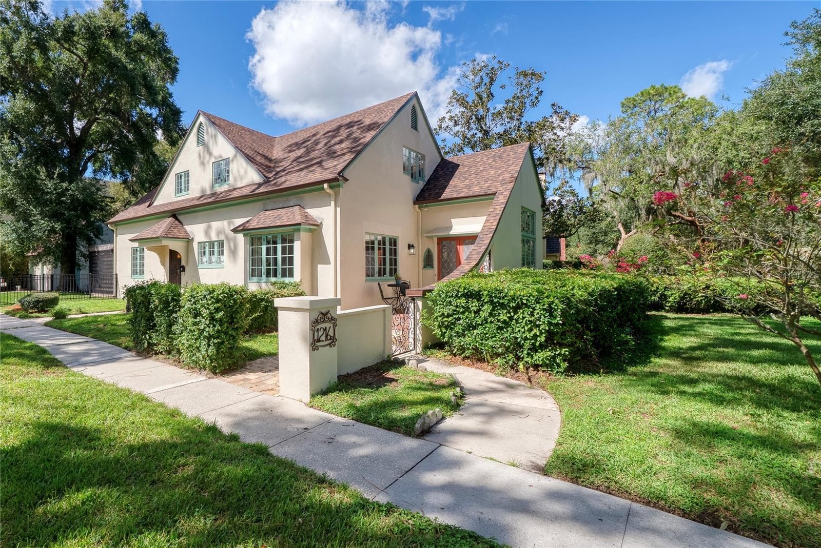 1216 GOLDEN LN