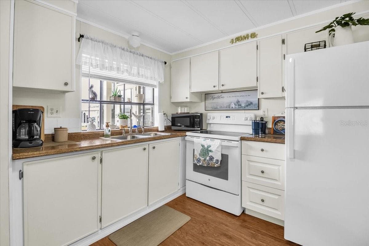 Manufactured Home at 808 53RD AVE E #209, BRADENTON, photo 14 of 40