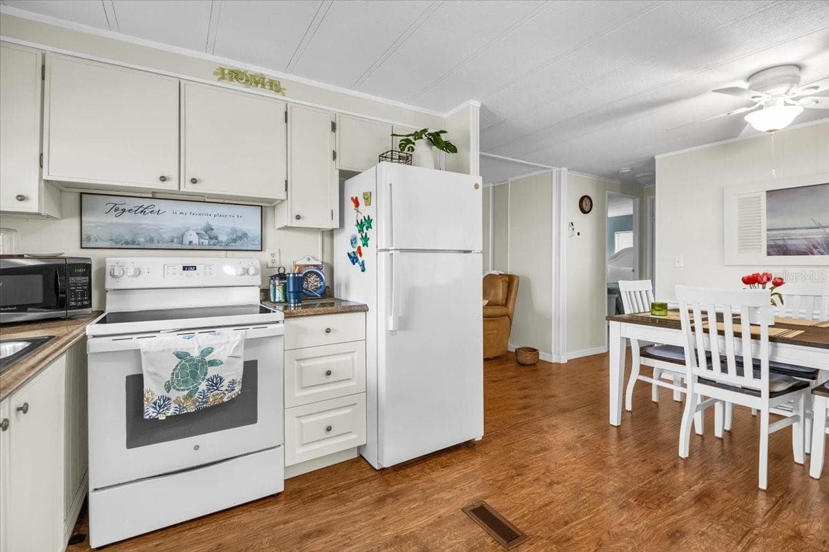Manufactured Home at 808 53RD AVE E #209, BRADENTON, photo 15 of 40