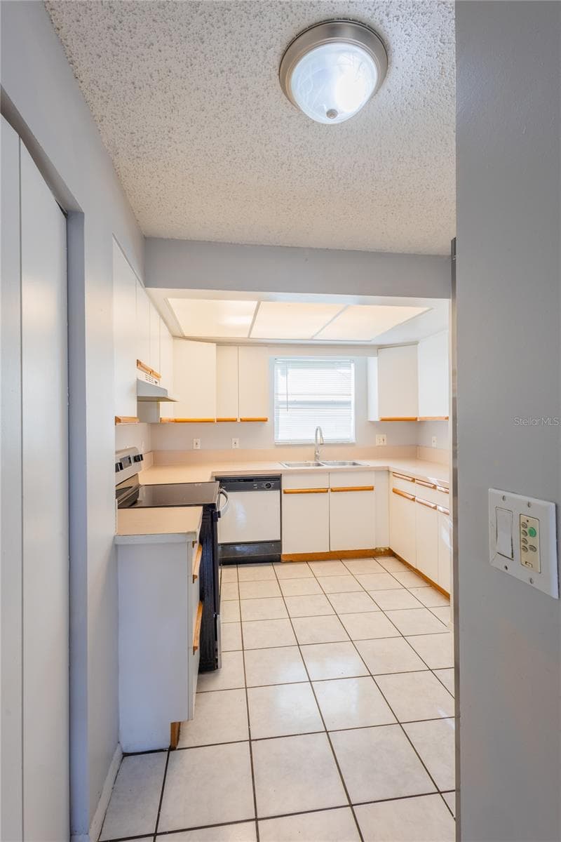 Single Family Residence at 8081 28TH AVE N, ST PETERSBURG, photo 13 of 31