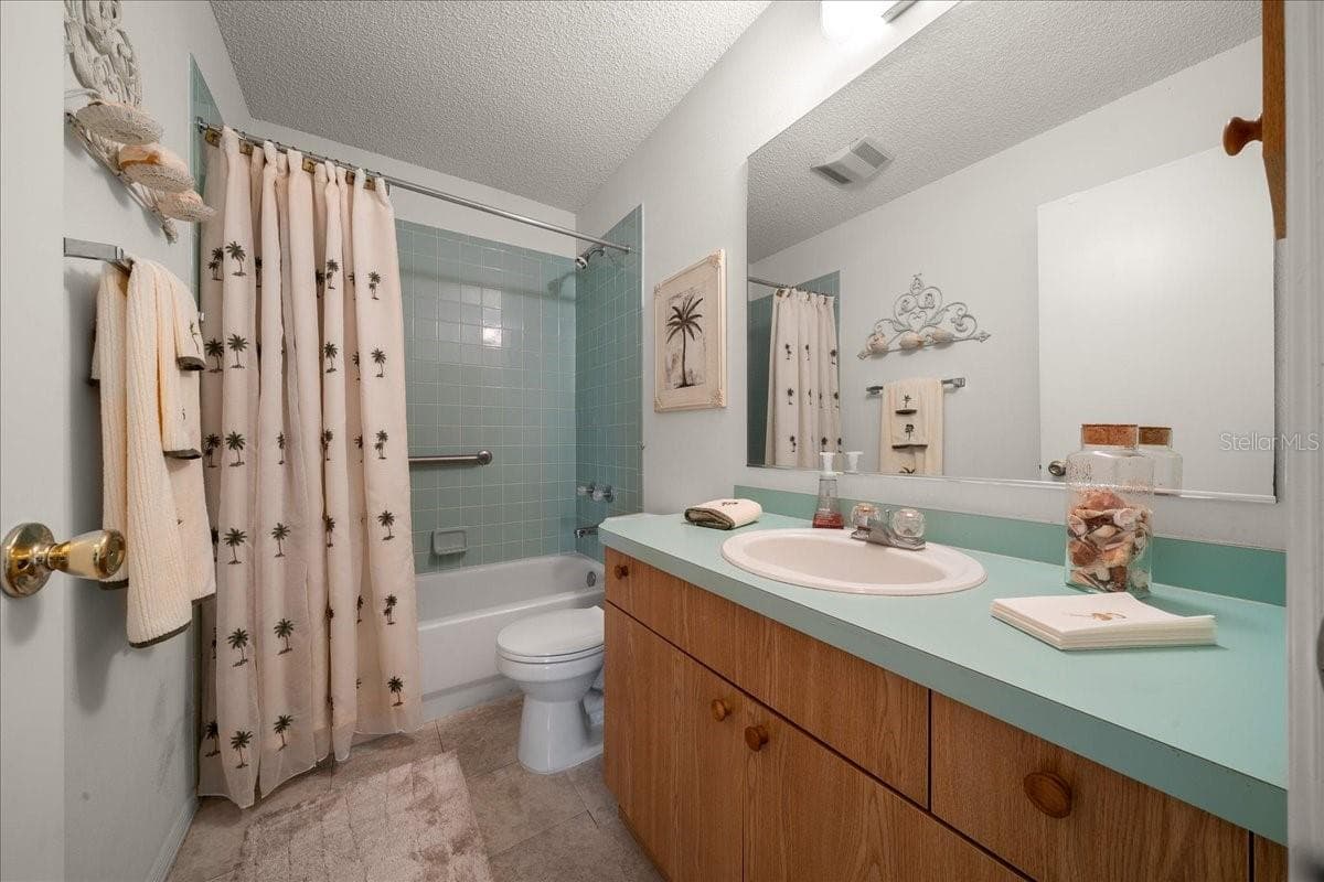 Guest Bathroom Features Shower/Tub Combo - 1410 SANCHEZ CT, THE VILLAGES