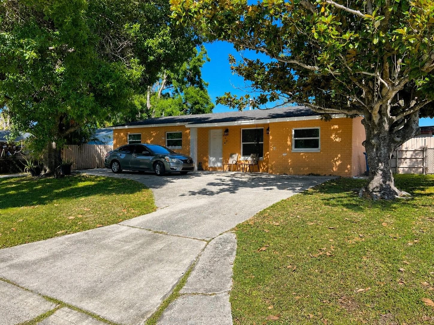 802 PAPAYA DR