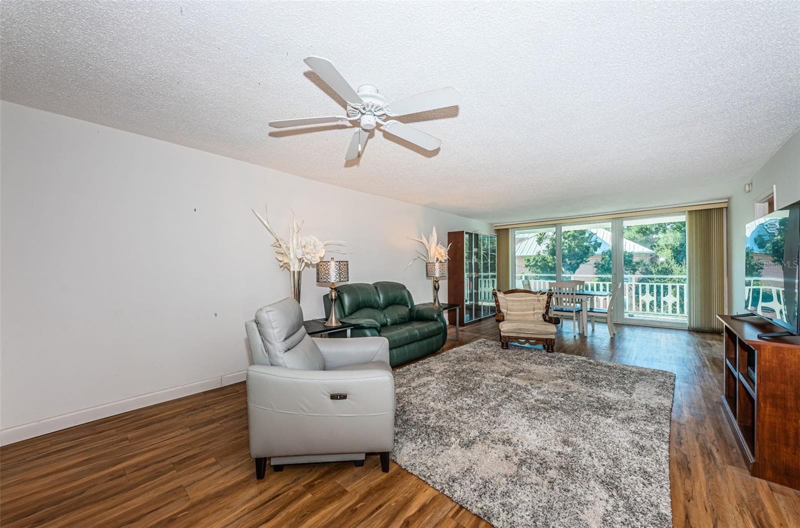Spacious Living area - 700 BEACH DR NE #308, ST PETERSBURG